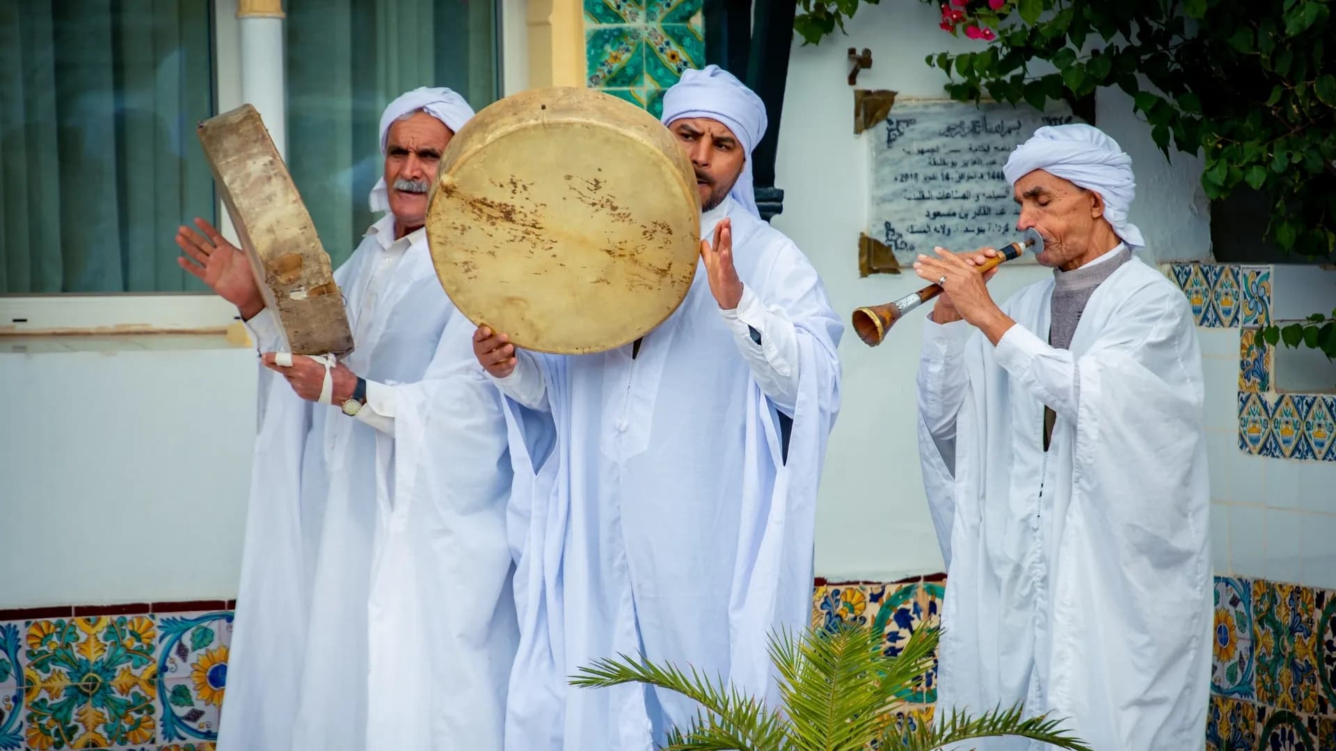 alt="Groupe de musique interprétant des chants traditionnels algériens"