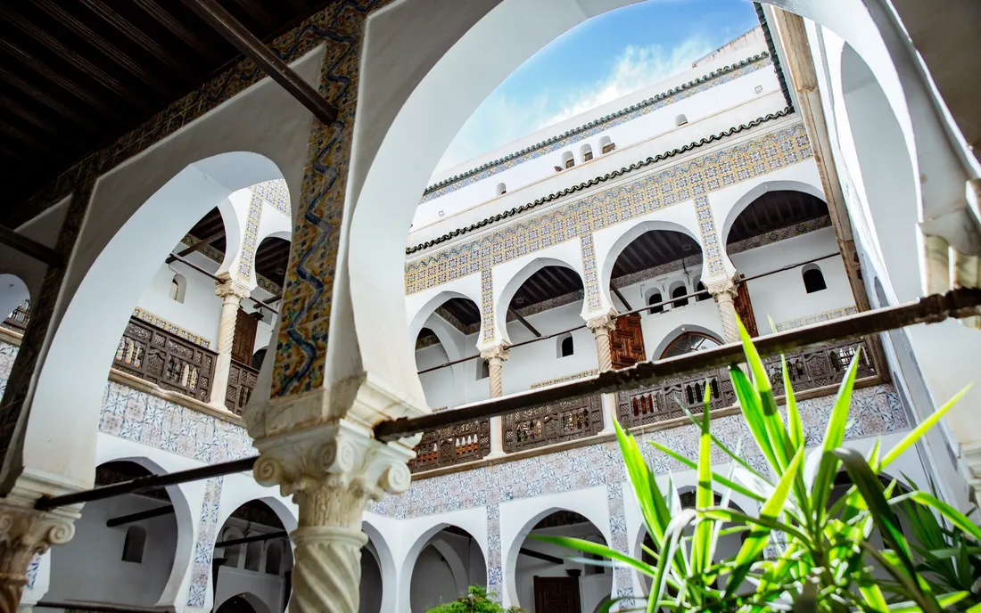 alt="Dar Mustapha Bacha, exemple d'architecture mauresque sous un ciel bleu"