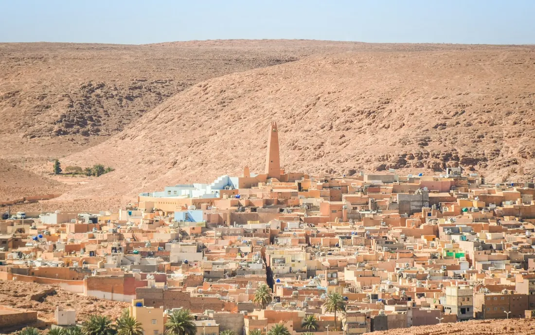 alt="Ghardaïa, maisons en spirale autour d'une mosquée ''