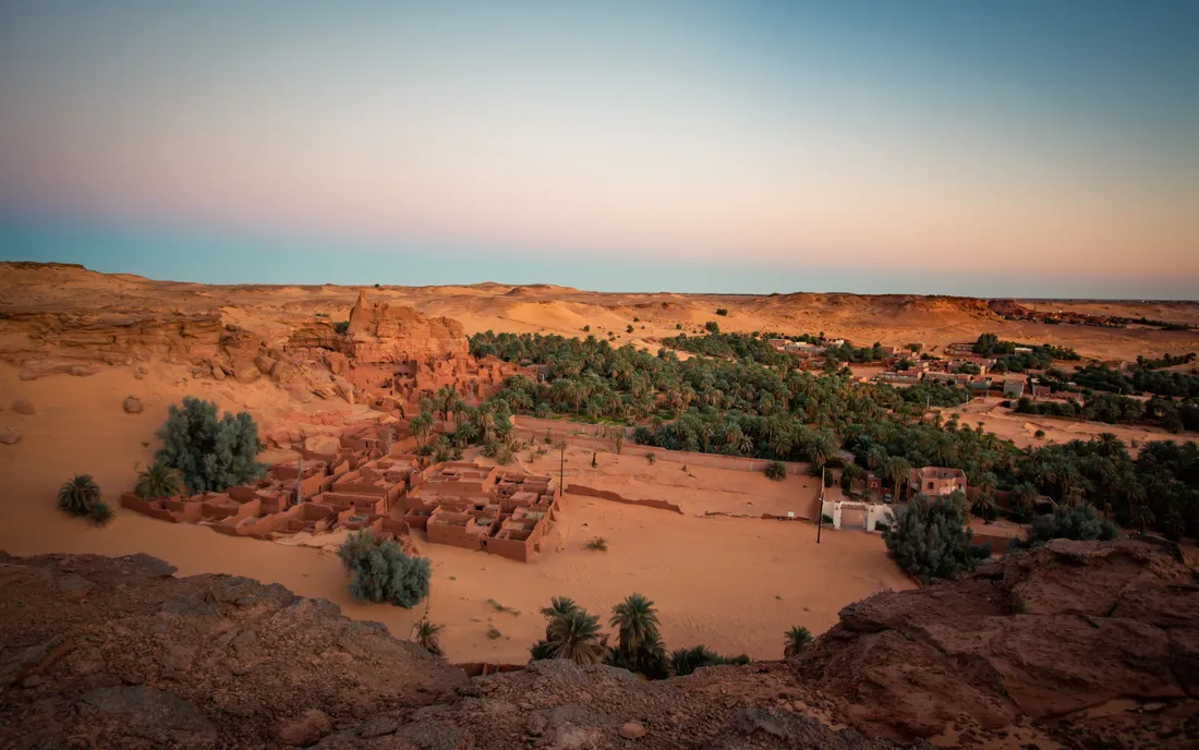 alt="vue panoramique sur les ksours de Timimoun de couleur rouge orcre"