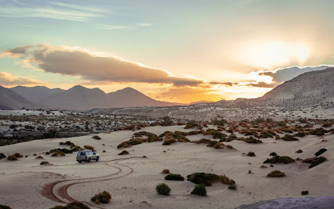 alt="Coucher de soleil sur les formations rocheuses du Tassili n’Ajjer à Djanet, Sahara algérien"