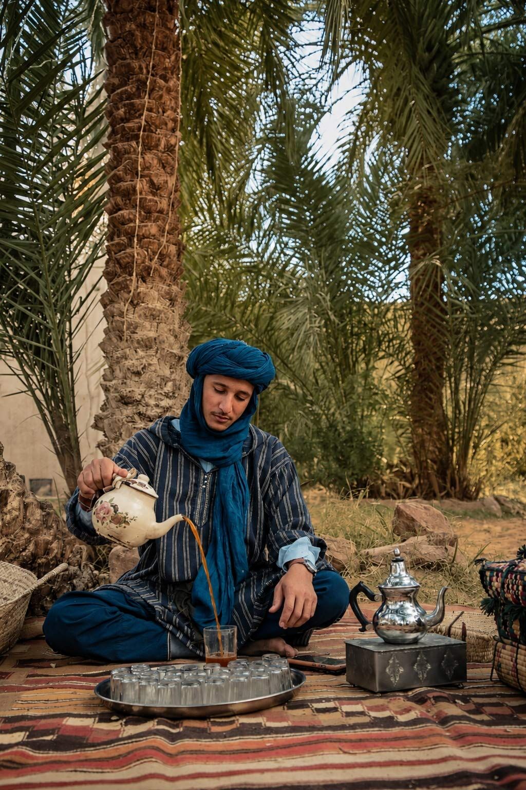 Voyageur face au Sahara au coucher du soleil